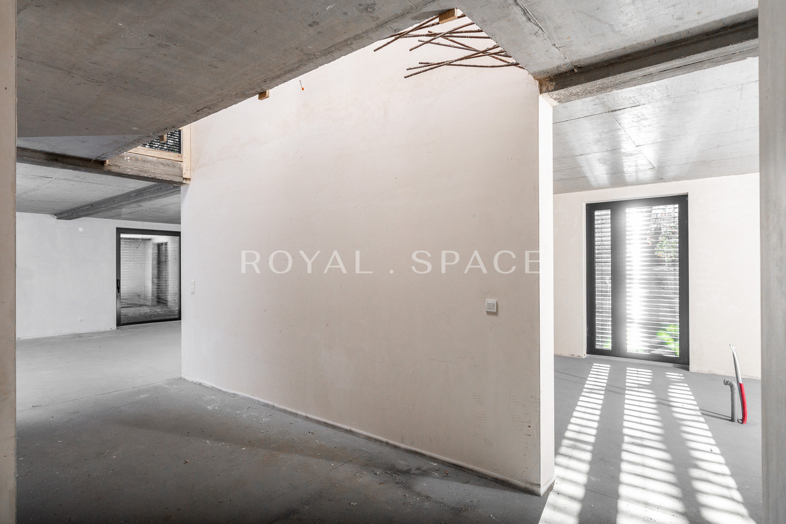 Dwupoziomowy apartament z ogrodem i przeszkleniami