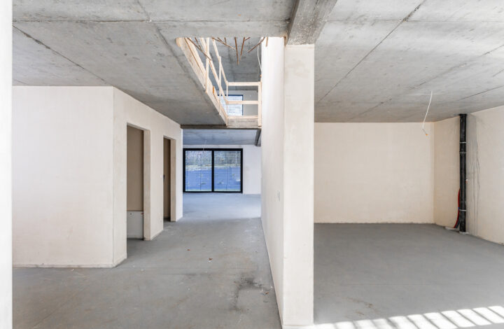 Dwupoziomowy apartament z ogrodem i przeszkleniami