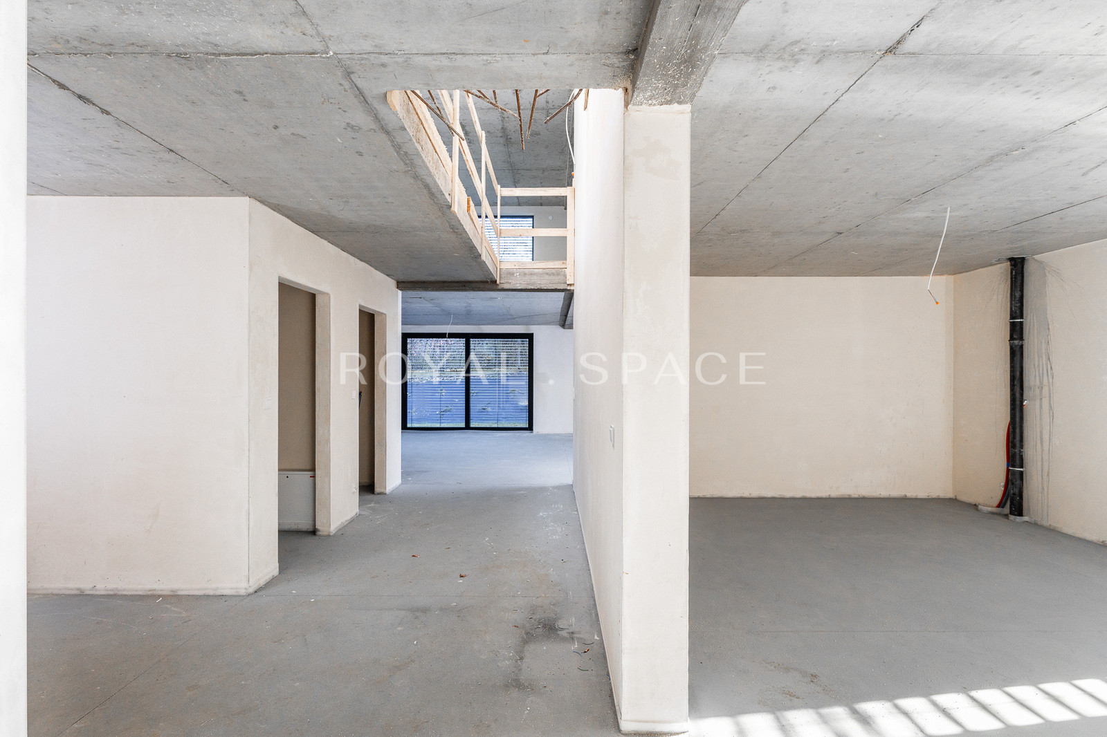 Dwupoziomowy apartament z ogrodem i przeszkleniami