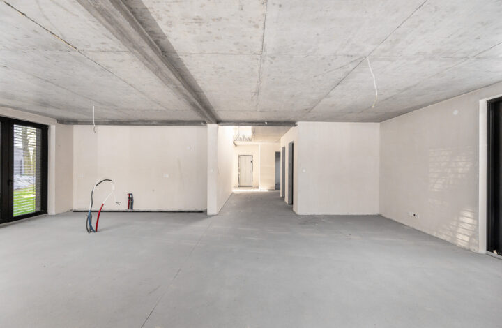 Dwupoziomowy apartament z ogrodem i przeszkleniami
