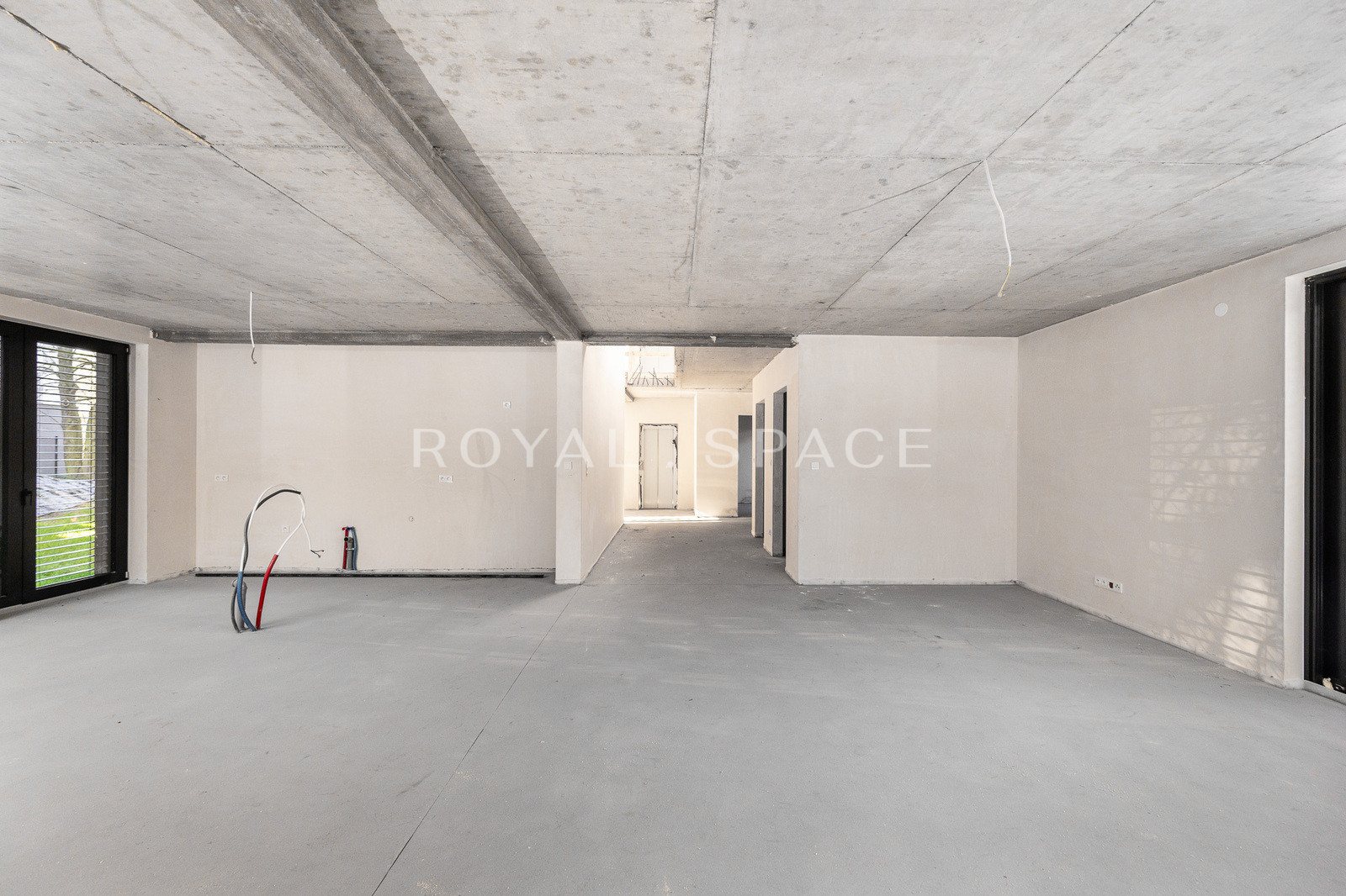 Dwupoziomowy apartament z ogrodem i przeszkleniami