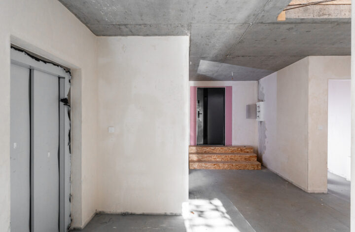 Dwupoziomowy apartament z ogrodem i przeszkleniami