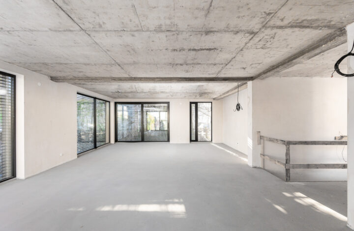 Dwupoziomowy apartament z ogrodem i przeszkleniami