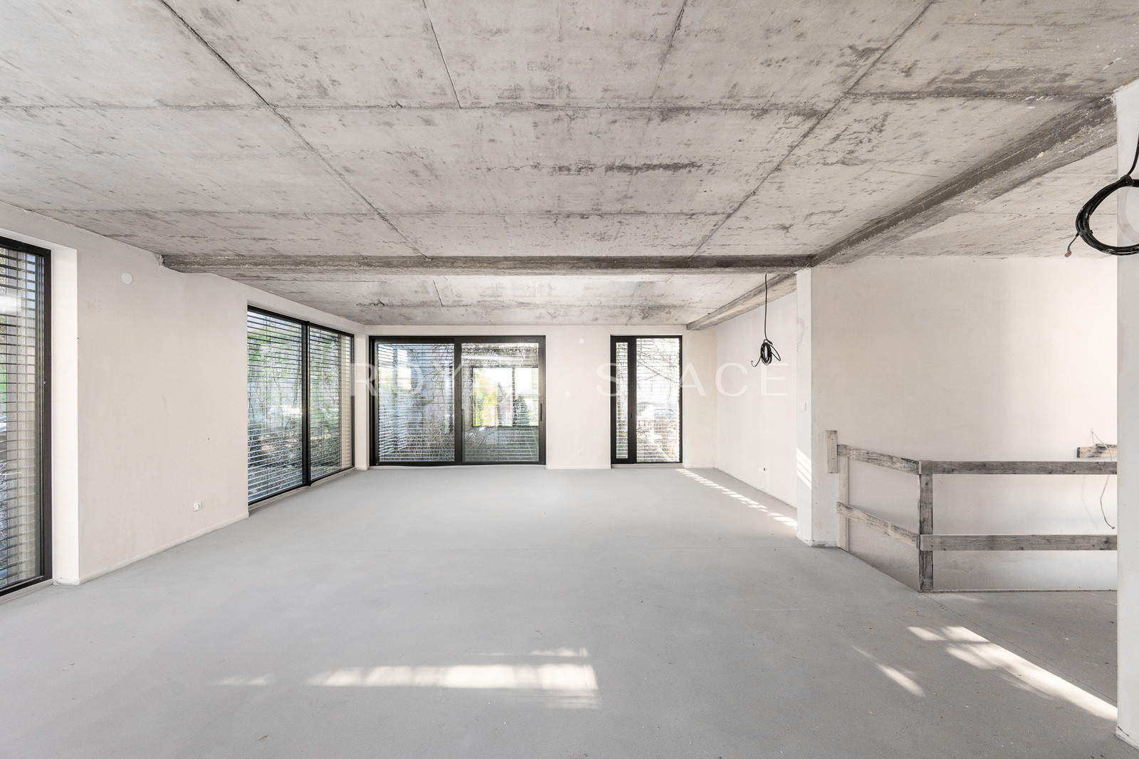Dwupoziomowy apartament z ogrodem i przeszkleniami