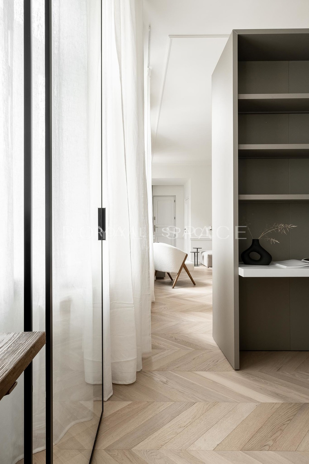Luxurious apartment in a tenement house