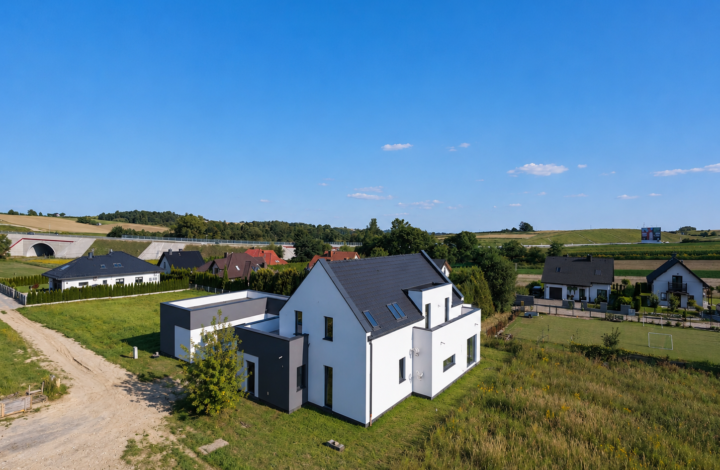 Residence with Pool and 20-Are Plot