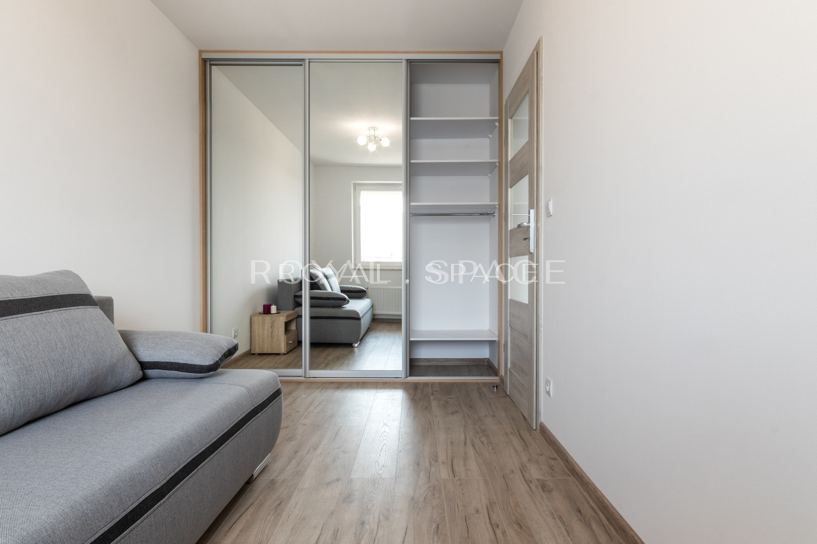 Світла квартира з балконом на 10-му поверсі