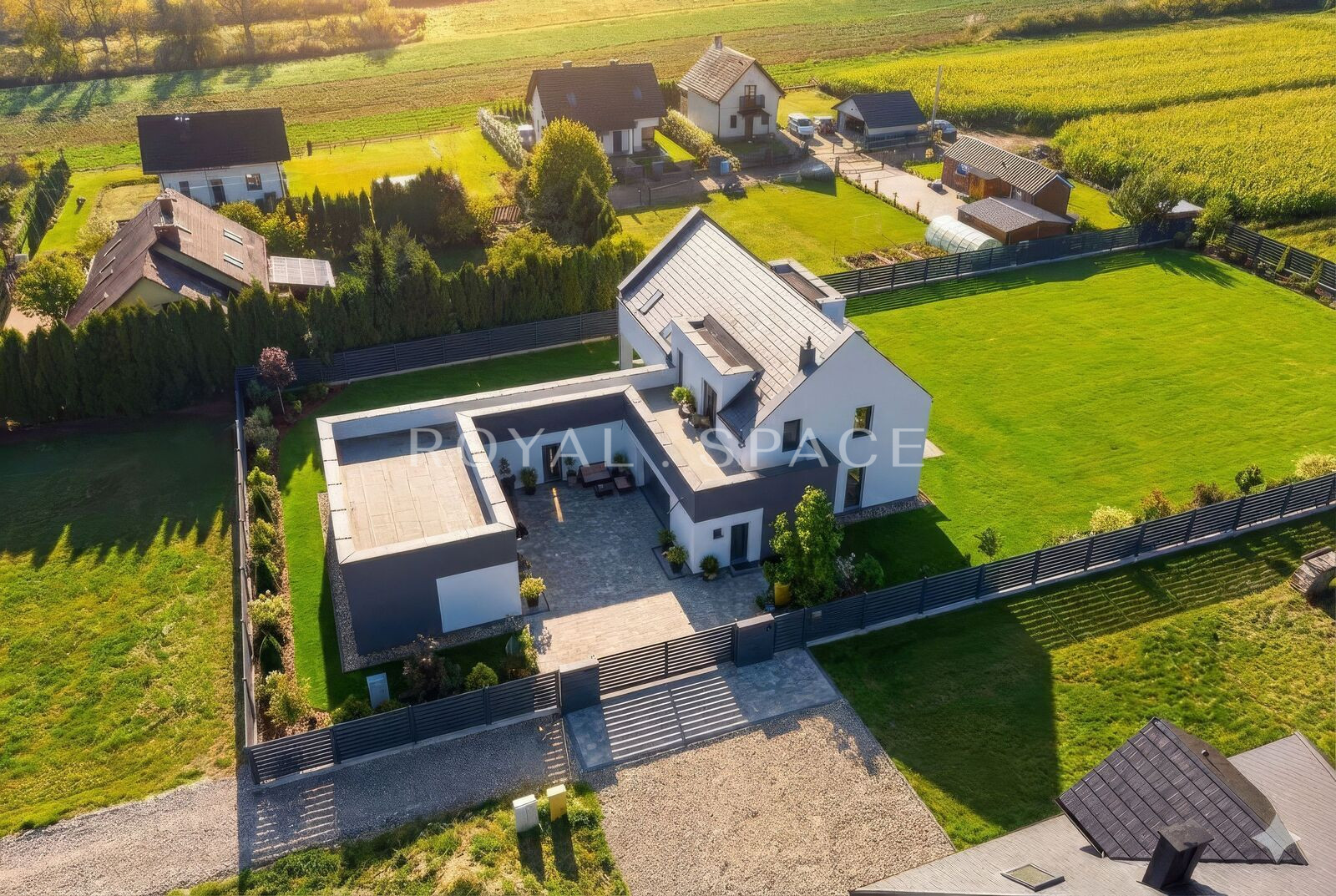 Residence with Pool and 20-Are Plot