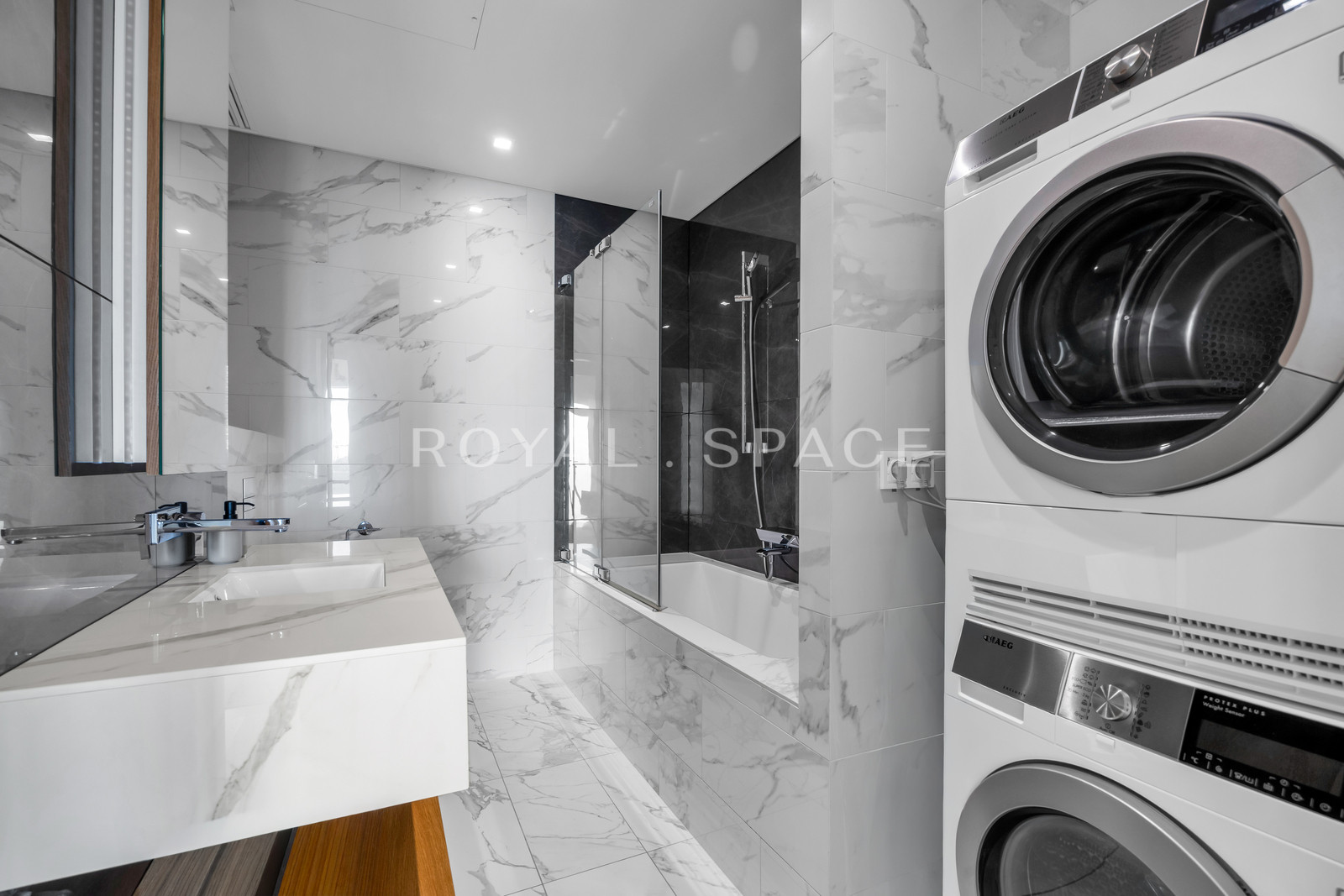 Złota 44 | Jasny przestronny apartament