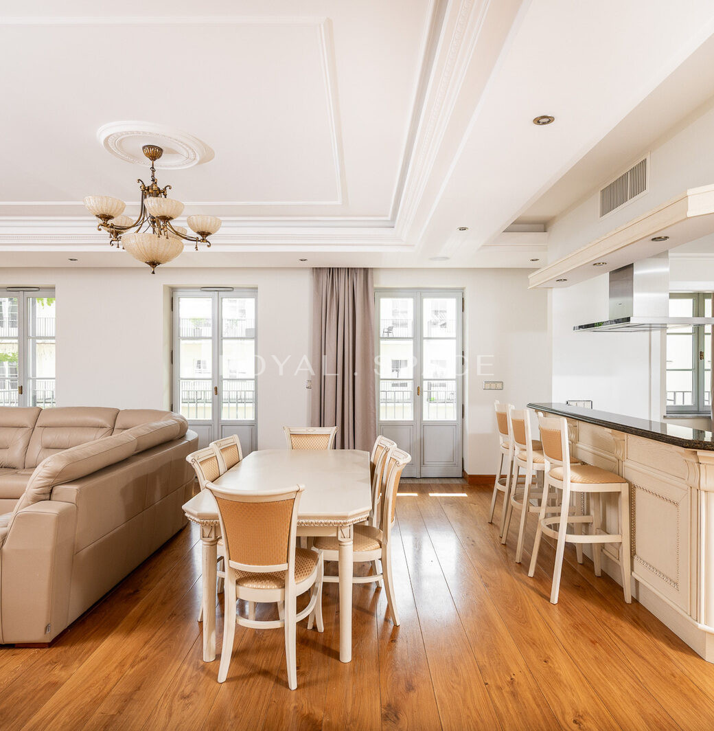 Stunning Classic Luxury Apartment at Angel Wawel