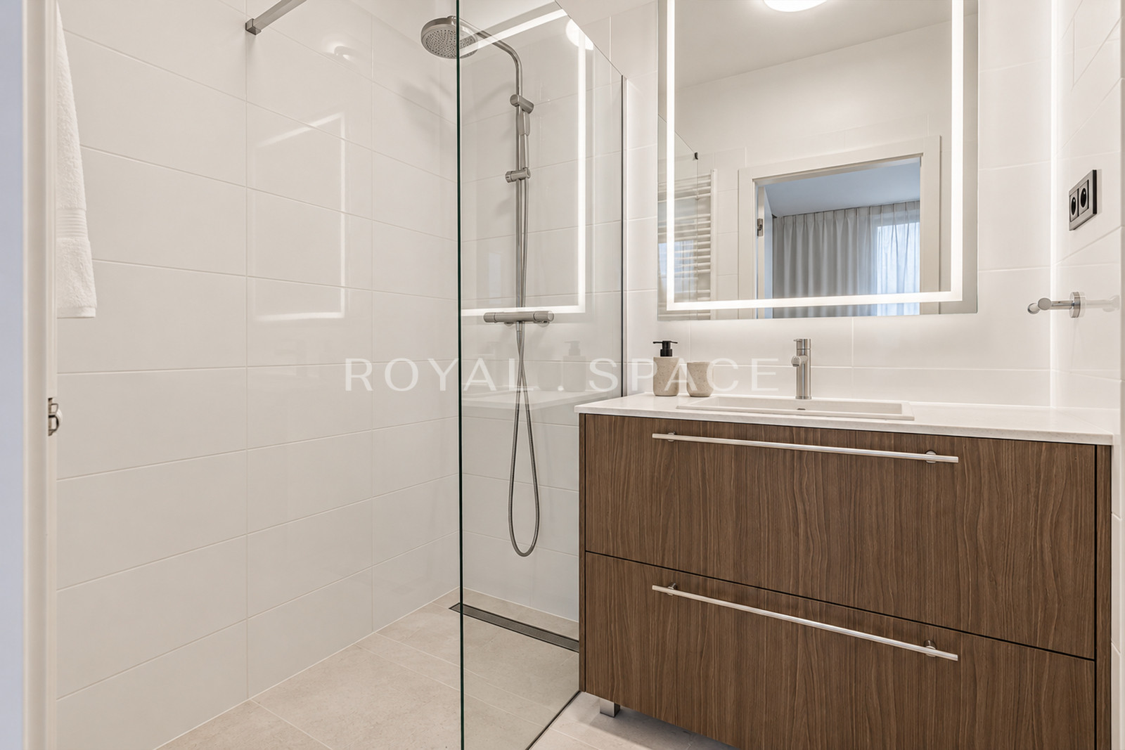 Corner 2-Bedroom Apartment on the 13th Floor | Browary