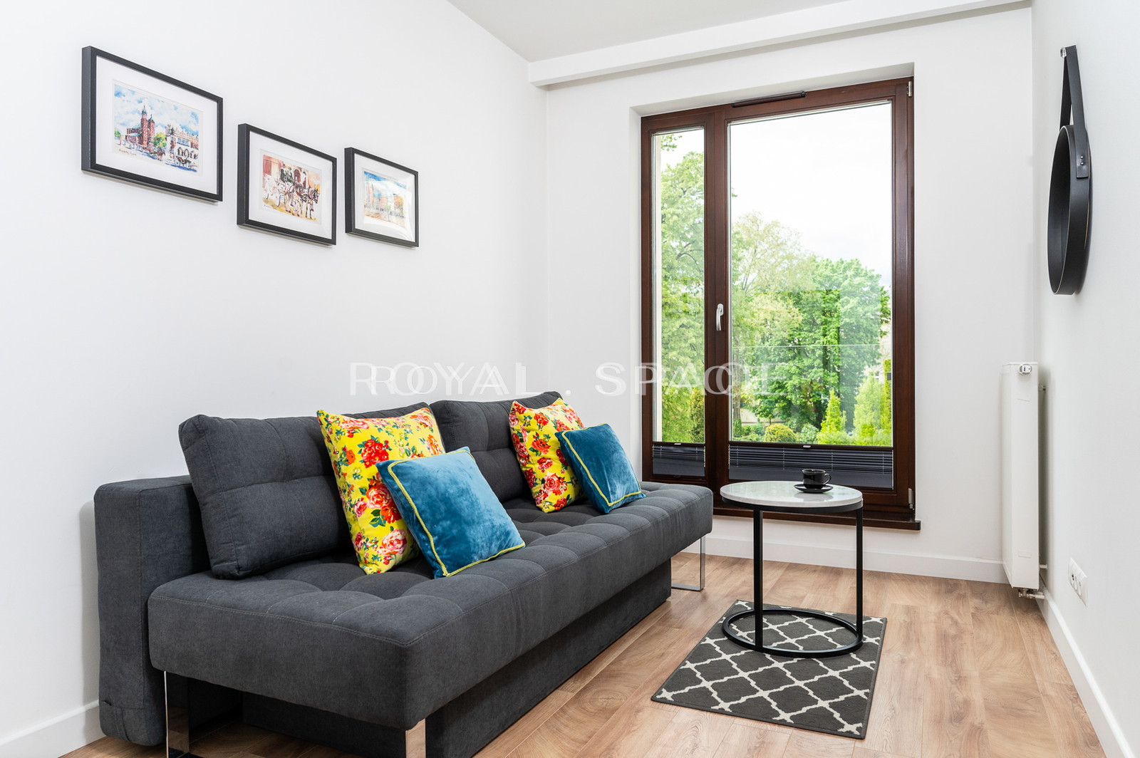 Apartment overlooking greenery by Vistula River