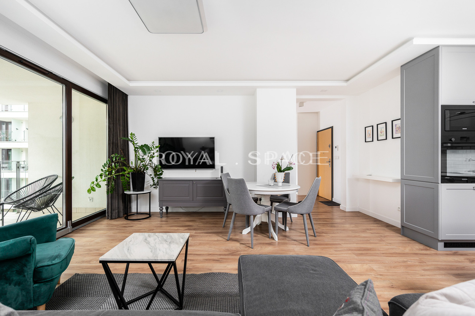 Apartment overlooking greenery by Vistula River