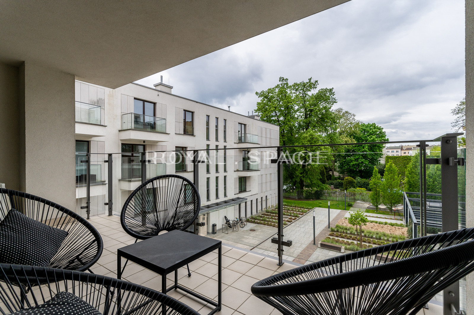 Apartment overlooking greenery by Vistula River
